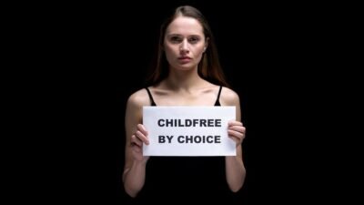 "Keputusan childfree kian populer di kalangan Gen Z. Bukan karena membenci anak, melainkan bentuk kesadaran diri. Simak 5 alasan logis di balik pilihan hidup ini."