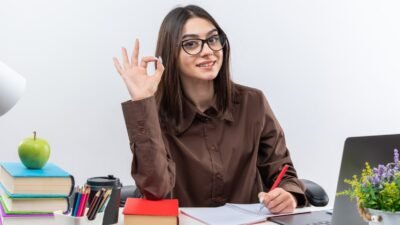 "Fenomena mahasiswa bekerja kian marak. Bukan sekadar cari uang, simak 5 alasan cerdas kenapa Gen Z memilih kerja sambil kuliah demi akselerasi karier masa depan."