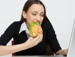 Lagi Banyak Pikiran Bawaannya Pengen Ngunyah? Ini 4 Alasan Ilmiahnya