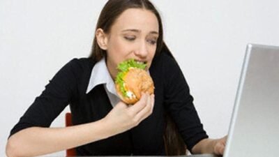 "Sedang stres atau fokus kerja malah jadi lapar mata dan ingin ngemil terus? Ternyata ada penjelasan medisnya. Simak 4 alasan kenapa otak yang bekerja keras bikin perut keroncongan."