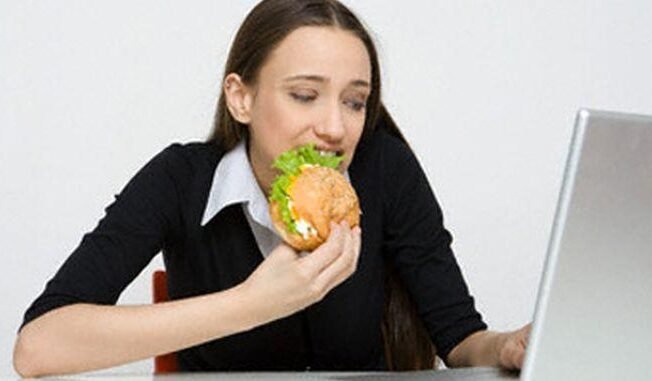 "Sedang stres atau fokus kerja malah jadi lapar mata dan ingin ngemil terus? Ternyata ada penjelasan medisnya. Simak 4 alasan kenapa otak yang bekerja keras bikin perut keroncongan."