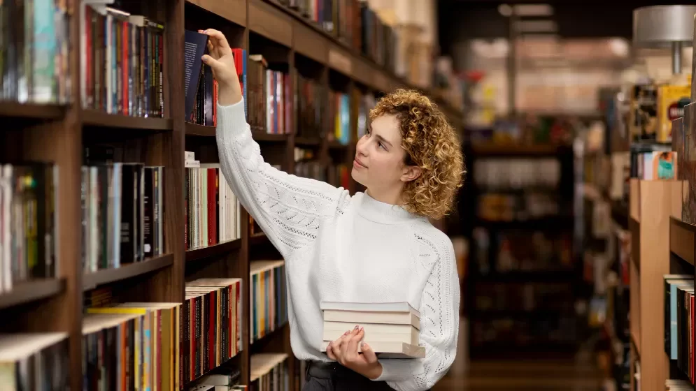 "Pernah merasa bahagia hanya dengan menenteng plastik dari toko buku? Kamu tidak sendiri. Simak 6 alasan psikologis kenapa aktivitas membeli buku itu sangat menyenangkan, bahkan bikin candu."