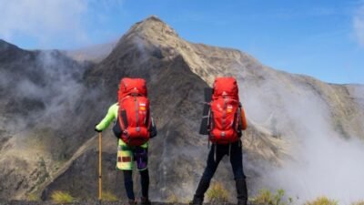 "Galau karena putus cinta? Jangan cuma diam di kamar. Simak 5 alasan psikologis kenapa naik gunung bisa jadi obat paling ampuh untuk menyembuhkan patah hati."