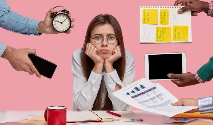 "Sering menunda pekerjaan? Ini 4 alasan psikologis kenapa manusia suka menunda-nunda, mulai dari perfeksionisme hingga mencari kepuasan instan."