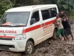 Ironi di Seponti: Pasien Berpacu dengan Waktu, Ambulans Justru ‘Kalah’ Melawan Lumpur