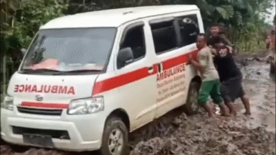 Sejumlah warga berjibaku mendorong mobil ambulans yang terjebak di jalan berlumpur parah di Desa Telaga Arum, Kecamatan Seponti, Kayong Utara. (Dok. Ist)