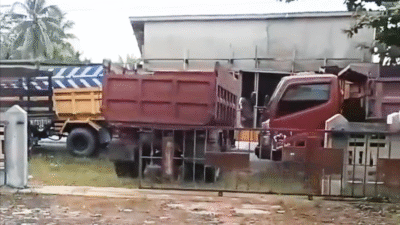 Sejumlah truk (kendaraan) antre BBM di SPBU Tanah Hitam Paloh, Sambas, yang dikeluhkan warga karena parkir menutupi akses. (Dok. Ist)