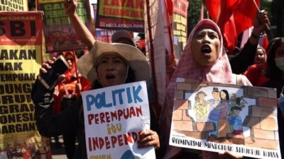 "Benarkah wanita singkatan dari wani ditoto? Simak 5 alasan mengapa kata wanita dianggap simbol patriarki dan mengekang peran perempuan di ranah domestik."