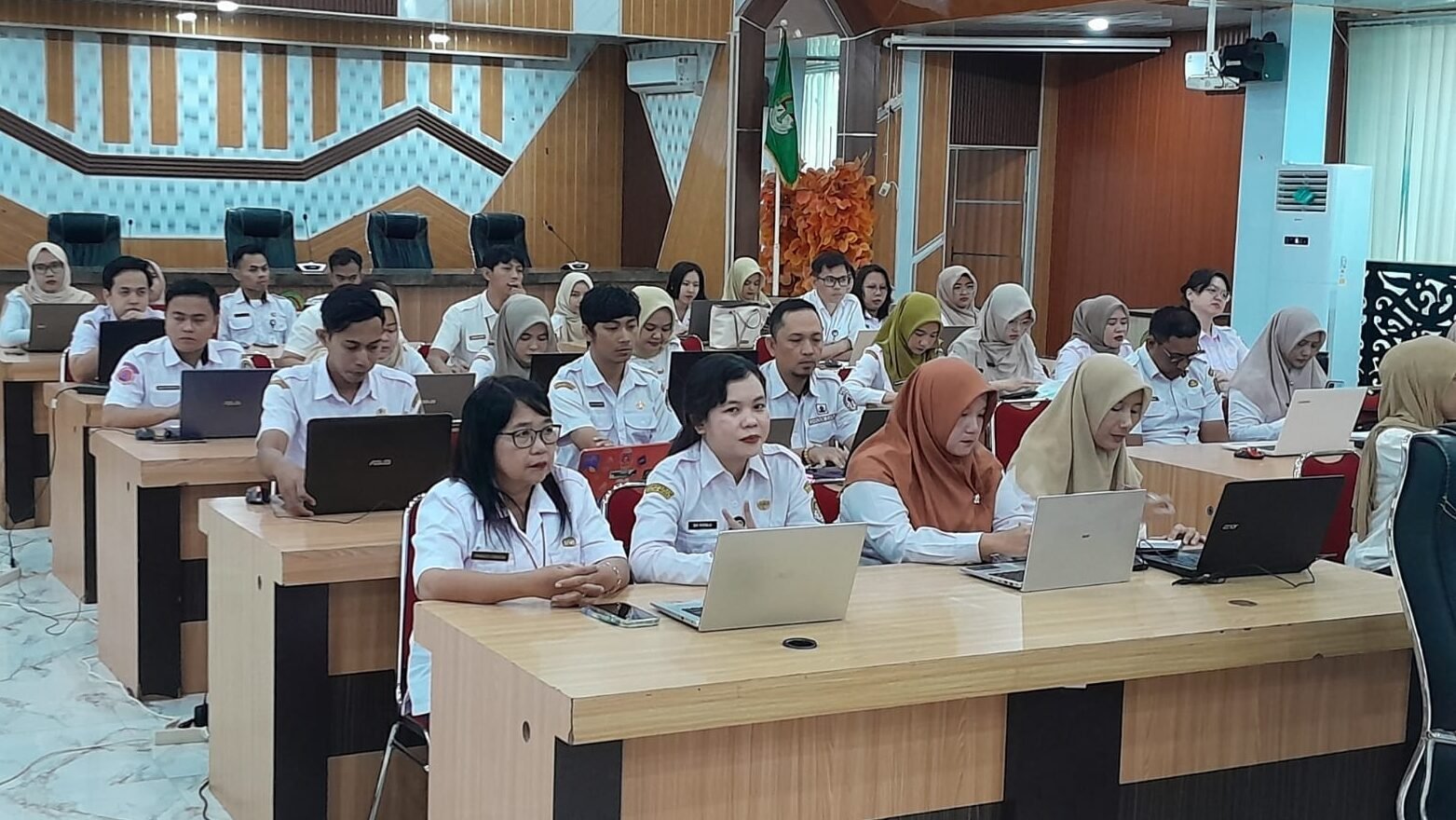 "Ratusan ASN Ketapang ikuti pelatihan AI Microsoft & GARUDA. Kini bikin notulen rapat hingga analisis kebijakan bisa otomatis, tak perlu lembur manual lagi."