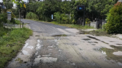 Kondisi aspal Jalan Sungai Mengkuang, Sukadana yang mengelupas dan berlubang meski baru beberapa hari selesai diperbaiki. (Dok. Ist)