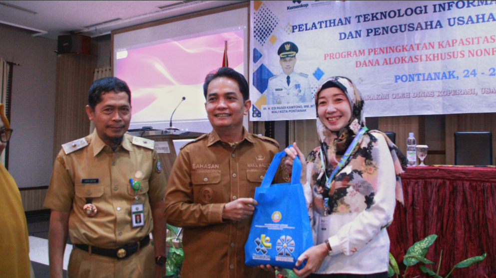 Wakil Wali Kota Bahasan menyerahkan perlengkapan pelatihan secara simbolis kepada peserta pelatihan IT Koperasi didampingi Kepala Diskumdag Ibrahim. (Dok. HO/Faktakalbar.id)