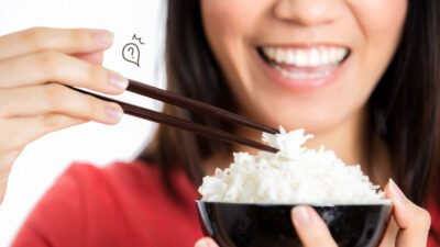 "Terbiasa sarapan nasi uduk atau nasi goreng porsi besar? Hati-hati, konsumsi karbohidrat tinggi di pagi hari bisa picu kantuk dan gula darah naik. Simak 4 alasannya."