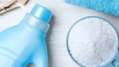 "Tahukah Anda mencuci piring dengan deterjen pakaian menyimpan risiko kesehatan serius? Simak 5 dampak bahaya residu kimia deterjen bagi tubuh dan peralatan masak Anda di sini."