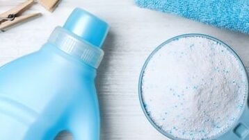 "Tahukah Anda mencuci piring dengan deterjen pakaian menyimpan risiko kesehatan serius? Simak 5 dampak bahaya residu kimia deterjen bagi tubuh dan peralatan masak Anda di sini."