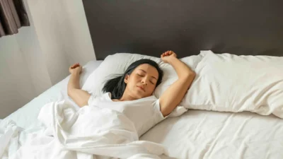 "Tidur lebih dari 9 jam setiap malam? Waspada, ini 5 bahaya terlalu banyak tidur yang serius, mulai dari obesitas, diabetes, hingga risiko penyakit jantung."