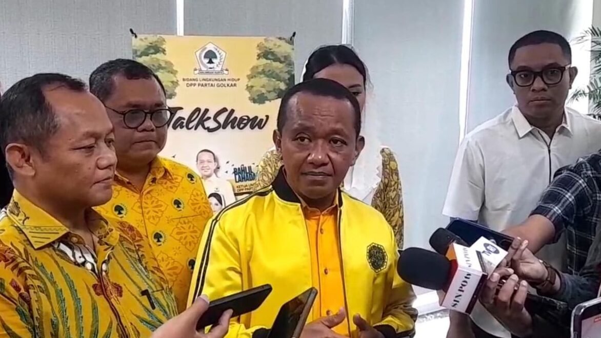 "Menteri ESDM Bahlil Lahadalia akui aktivitas tambang masa lalunya identik dengan tebang pohon. Ia menyebut pengelolaan tambang buruk jadi pemicu utama banjir dan longsor."