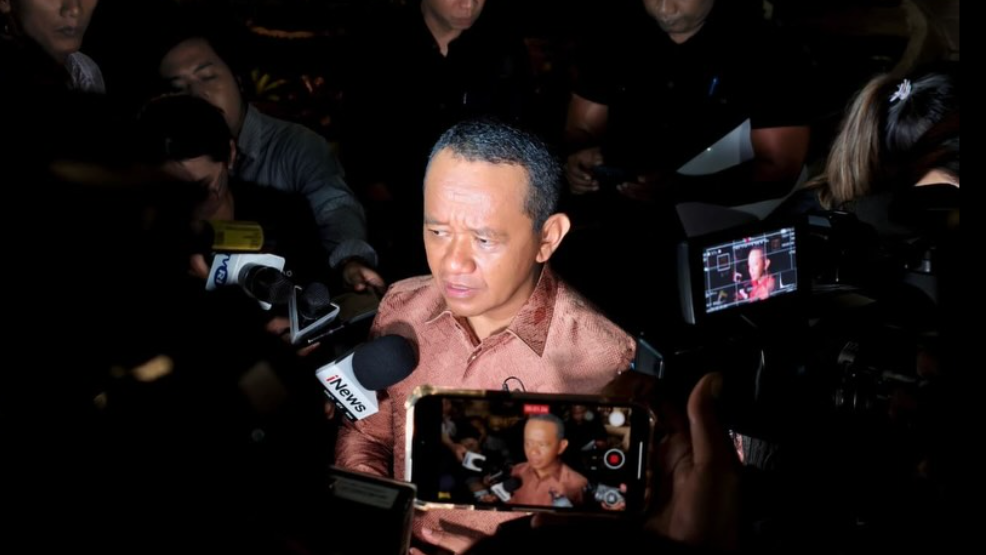 Menteri ESDM Bahlil Lahadalia memberikan keterangan pers kepada awak media usai dipanggil Presiden Prabowo membahas program PLTS Satu Desa Satu Megawatt. (Dok. HO/Faktakalbar.id)