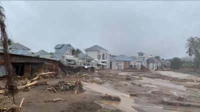 Kondisi perumahan di Lubuk Minturun Kota Padang yang rusak parah tertimbun lumpur dan material kayu pasca diterjang banjir bandang. (Dok. HO/Faktakalbar.id)