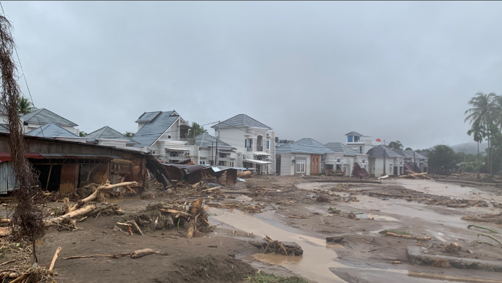 Kondisi perumahan di Lubuk Minturun Kota Padang yang rusak parah tertimbun lumpur dan material kayu pasca diterjang banjir bandang. (Dok. HO/Faktakalbar.id)