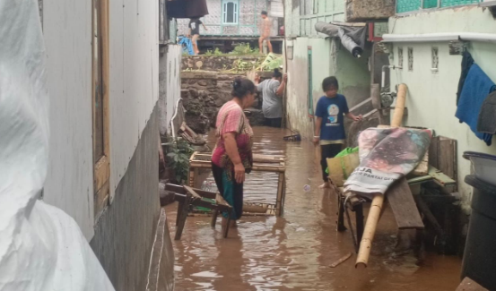 Kondisi pascahujan lebat yang memicu banjir di wilayah Kabupaten Lombok Timur, NTB, pada Rabu (19/11). BPBD setempat bersama aparat desa dan relawan mengevakuasi warga membersihkan saluran air di sejumlah titik genangan. Sumber foto: BPBD Kab. Lombok TimurKondisi pascahujan lebat yang memicu banjir di wilayah Kabupaten Lombok Timur, NTB, pada Rabu (19/11). BPBD setempat bersama aparat desa dan relawan mengevakuasi warga membersihkan saluran air di sejumlah titik genangan. Sumber foto: BPBD Kab. Lombok Timur