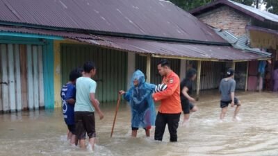 "BPBD Kabupaten Padang Pariaman segera turun ke lokasi kejadian guna melakukan penanganan serta pendataan, pascabanjir yang menerjang pada Sabtu (22/11//2025)."
