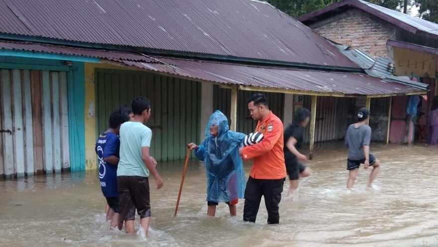 "BPBD Kabupaten Padang Pariaman segera turun ke lokasi kejadian guna melakukan penanganan serta pendataan, pascabanjir yang menerjang pada Sabtu (22/11//2025)."