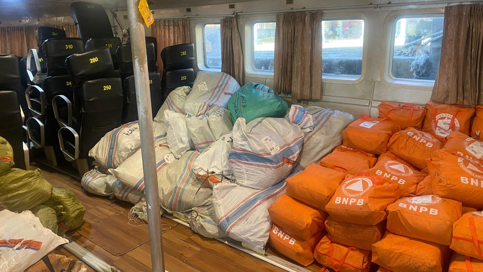 Barang bantuan logistik dan peralatan dikirim melalui jalur laut dengan menggunakan kapal Express Bahari di Pelabuhan Ulee Lheu, Banda Aceh, Provinsi Aceh, Minggu (30/11). Direncanakan bantuan ini akan menjangkau lima wilayah yakni Lhokseumawe, Aceh Utara, Aceh Timur, Kota Langsa dan Aceh Tamiang.