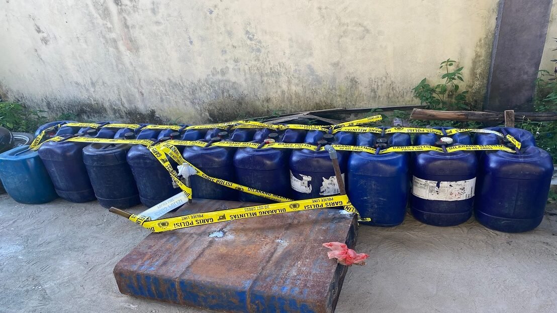 Barang bukti 20 jeriken Pertalite ilegal beserta tangki modifikasi yang digunakan untuk mengantre. (Dok. Ist)