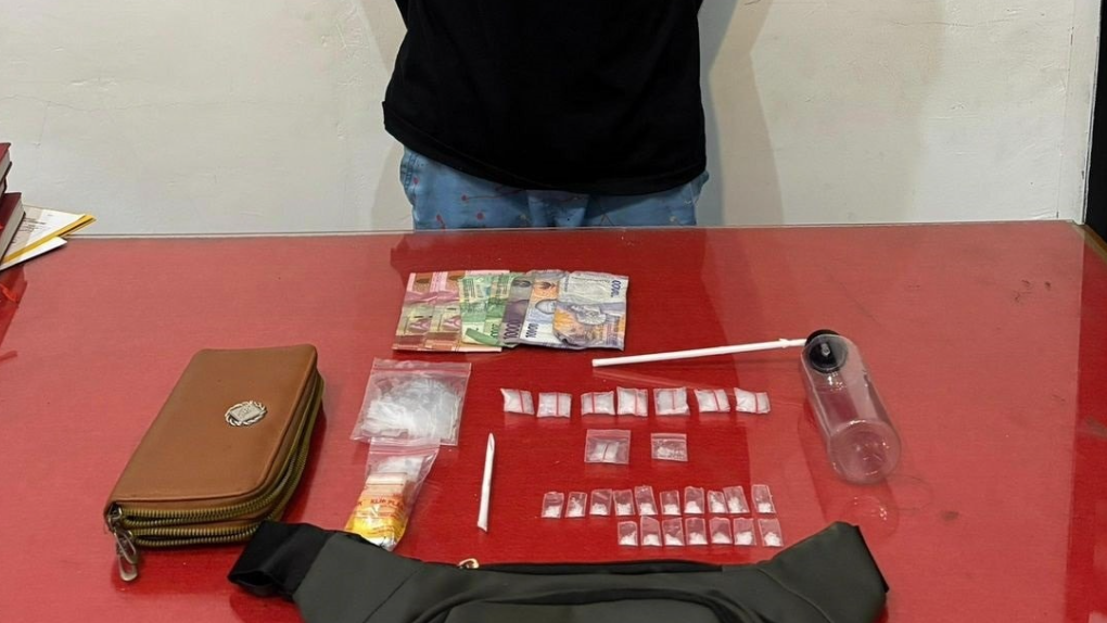 Tersangka pengedar narkoba beserta barang bukti 26 paket sabu dan uang tunai yang diamankan Polsek Nanga Tayap di atas meja merah. (Dok. HO/Faktakalbar.id)