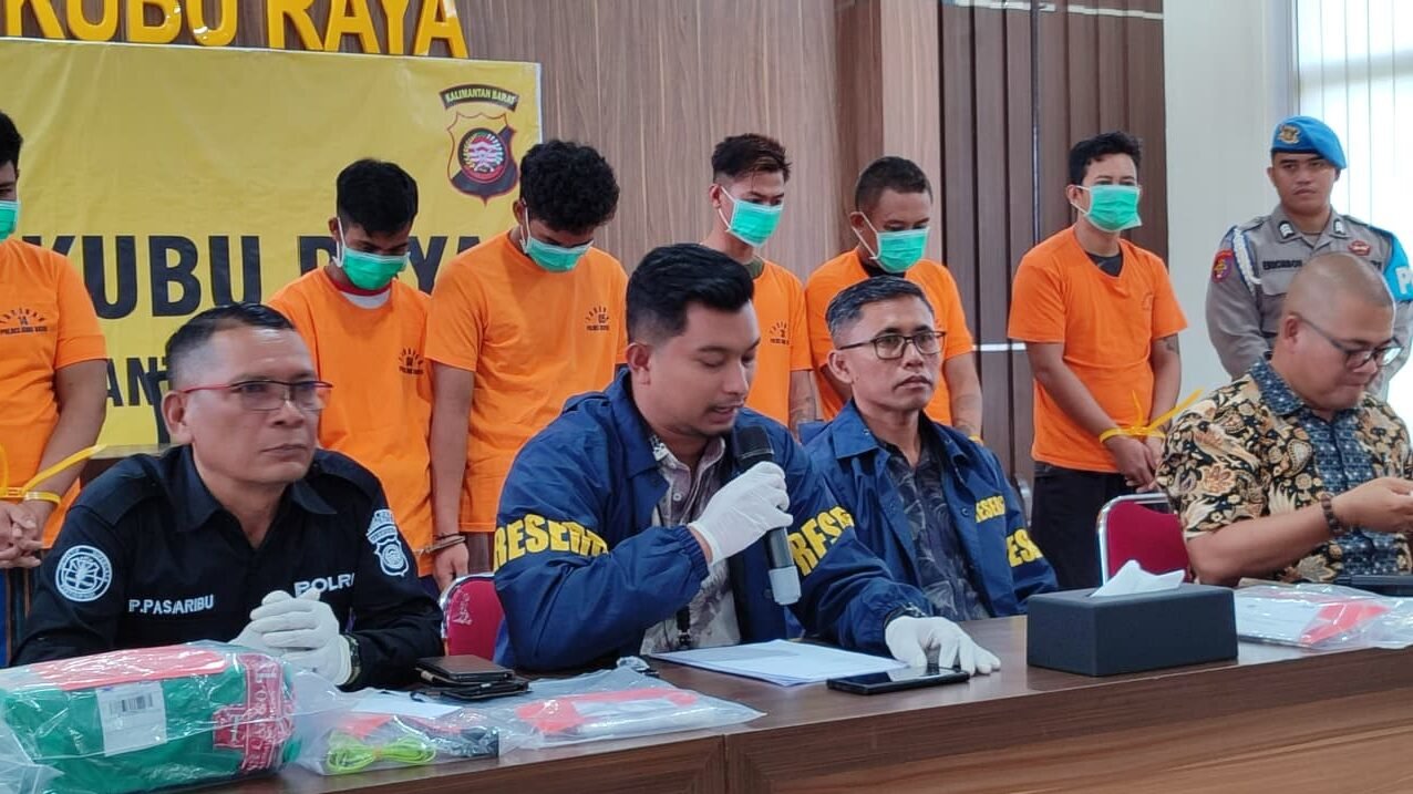 "Kasus anak hilang di Kubu Raya berujung pada penangkapan 12 pelaku kekerasan seksual. Mirisnya, 10 pelaku masih di bawah umur. Simak kronologi lengkapnya di sini."