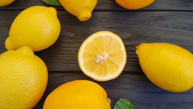 "Skincare rutin tapi jerawat masih on-off? Mungkin asupan nutrisimu kurang. Cek 4 buah ini untuk maksimalkan perawatan wajah dan redakan jerawat dari dalam."