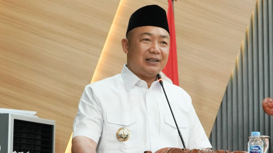 Bupati Ketapang Alexander Wilyo memberikan sambutan saat Rapat Paripurna pengesahan APBD 2026 di Gedung DPRD Ketapang. (Dok. Prokopim Ketapang)