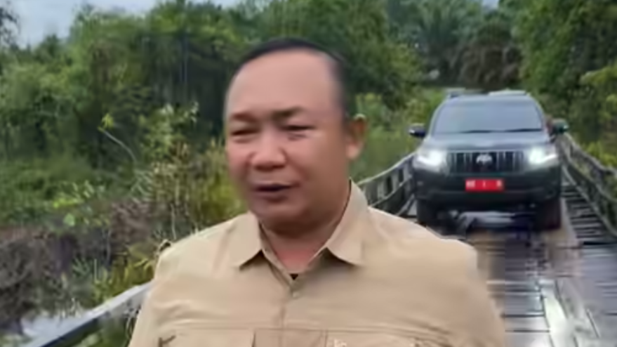 Bupati Ketapang Alexander Wilyo meninjau kondisi jembatan kayu yang rusak di jalur penghubung Desa Kemuning menuju Sengkuang Merabung, Kecamatan Manis Mata. (Dok. Ist)