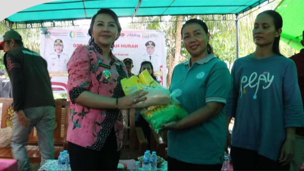 Bupati Landak Karolin Margret Natasa menyerahkan paket sembako beras SPHP kepada warga saat Gerakan Pangan Murah di Kecamatan Air Besar. (Dok. HO/Faktakalbar.id)