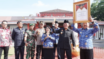 Bupati Sanggau Yohanes Ontot mengangkat piagam penghargaan didampingi jajaran Forkopimda usai upacara peringatan HUT KORPRI ke-54. (Dok. Prokopim Sanggau)