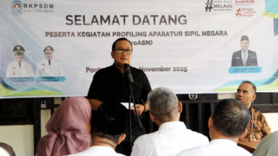 Bupati Kubu Raya Sujiwo (berbaju hitam) sedang memberikan sambutan saat membuka kegiatan Profiling Aparatur Sipil Negara (ProASN) di UPT BKN Pontianak. (Dok. HO/Faktakalbar.id)
