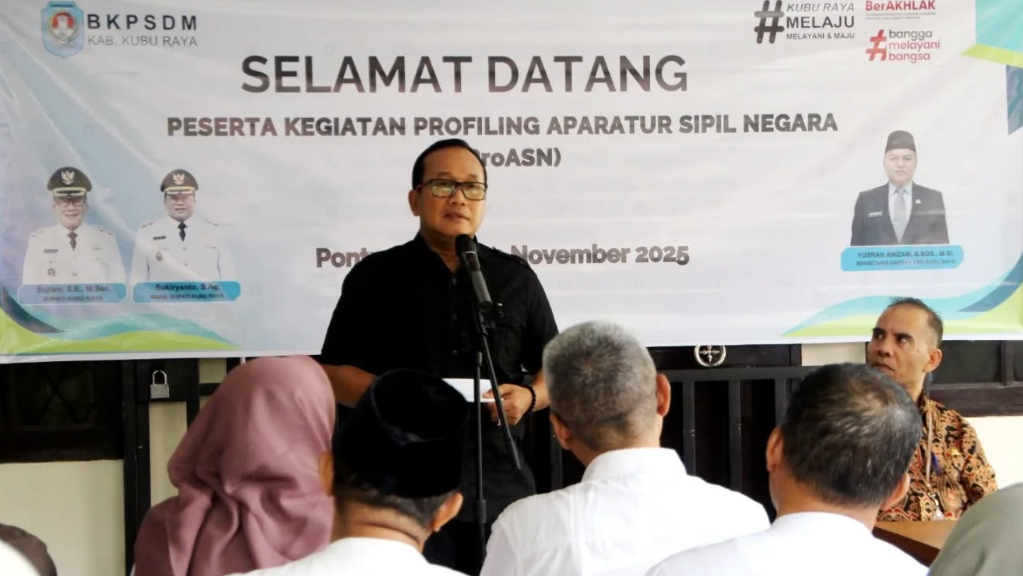 Bupati Kubu Raya Sujiwo (berbaju hitam) sedang memberikan sambutan saat membuka kegiatan Profiling Aparatur Sipil Negara (ProASN) di UPT BKN Pontianak. (Dok. HO/Faktakalbar.id)