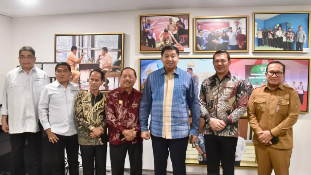 Bupati Kubu Raya Sujiwo (paling kanan) berfoto bersama Menteri PKP Maruarar Sirait (tengah, baju biru-kuning) dan Komisi III DPRD Kubu Raya usai audiensi di Jakarta. (Dok. HO/Faktakalbar.id)