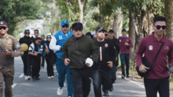 Bupati Kubu Raya Sujiwo mengenakan jaket hijau dan kacamata hitam memimpin barisan jalan santai HUT Korpri bersama ribuan ASN. (Dok. Facebook/Prokopim Kubu Raya)