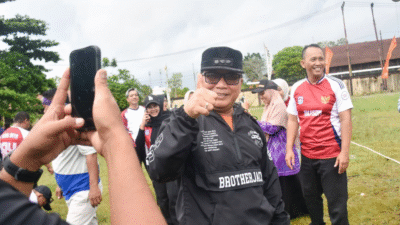 Bupati Kubu Raya Sujiwo memberikan acungan jempol saat meninjau lomba tarik tambang antar-ASN di halaman Gedung Graha Pramuka. (Dok. HO/Faktakalbar.id)