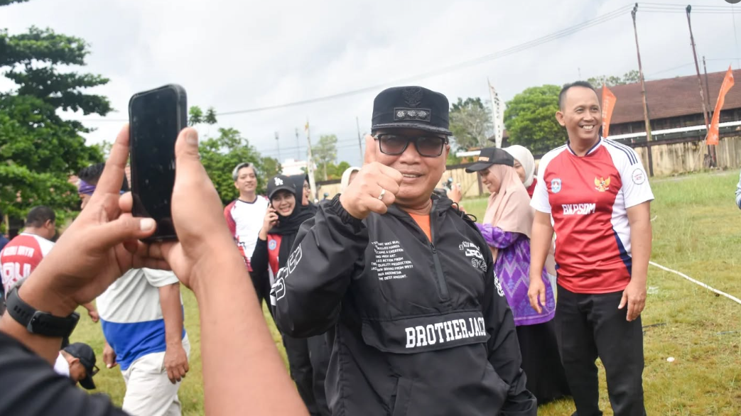 Bupati Kubu Raya Sujiwo memberikan acungan jempol saat meninjau lomba tarik tambang antar-ASN di halaman Gedung Graha Pramuka. (Dok. HO/Faktakalbar.id)