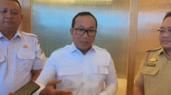 Bupati Kubu Raya Sujiwo (tengah, kemeja putih) memberikan keterangan pers yang tegas terkait penertiban bangunan di Sungai Raya Dalam. (Dok. HO/Faktakalbar.id)