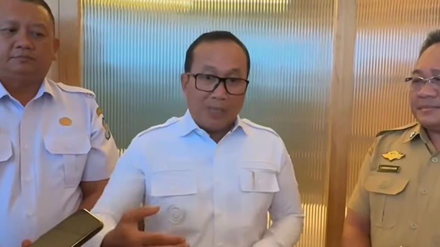 Bupati Kubu Raya Sujiwo (tengah, kemeja putih) memberikan keterangan pers yang tegas terkait penertiban bangunan di Sungai Raya Dalam. (Dok. HO/Faktakalbar.id)