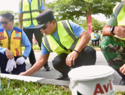 Tak Segan Jongkok Pegang Kuas, Sujiwo ‘Bedak’ Wajah Jalan Supadio di Hari Bakti PU