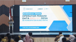Bupati Kubu Raya Sujiwo memberikan arahan tegas kepada operator data desa SIKS-NG dalam Bimtek di Aula Praja Utama. (Dok. HO/Faktakalbar.id)