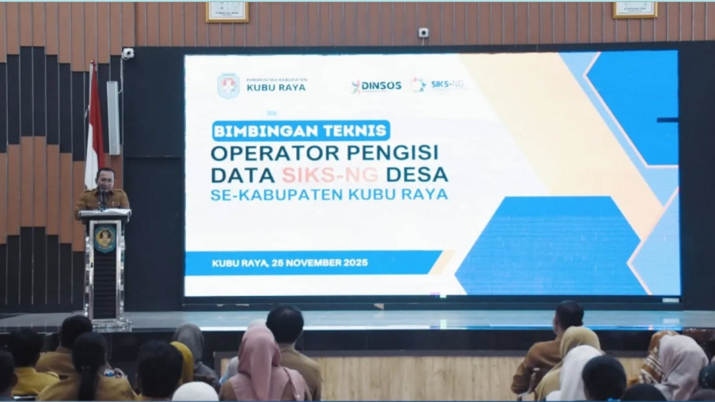 Bupati Kubu Raya Sujiwo memberikan arahan tegas kepada operator data desa SIKS-NG dalam Bimtek di Aula Praja Utama. (Dok. HO/Faktakalbar.id)