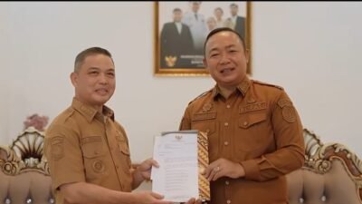 "Bupati Ketapang Alexander Wilyo usulkan perbaikan 9 ruas jalan provinsi kepada Gubernur Ria Norsan. Berikut daftar lengkap ruas jalan yang akan diperbaiki."