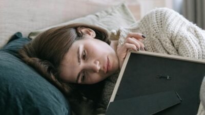 "Sedang merasa kesepian dan rindu rumah? Jangan sedih berlarut-larut. Simak 4 cara ampuh mengatasi homesick bagi anak rantau agar kembali semangat. "