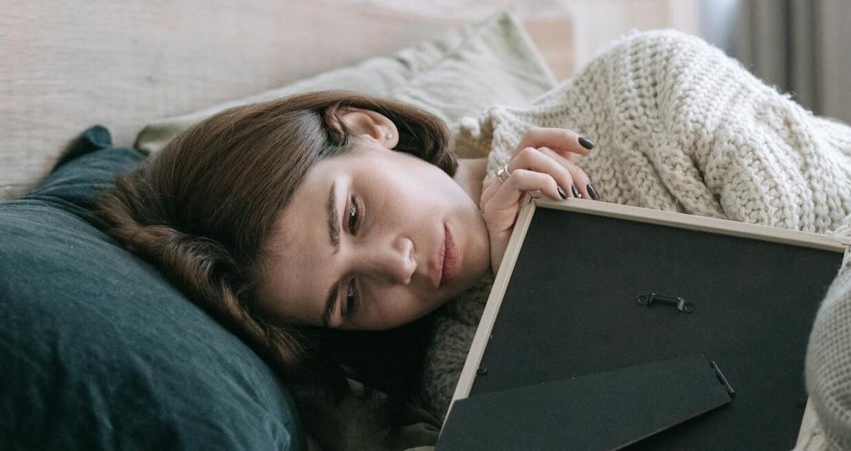 "Sedang merasa kesepian dan rindu rumah? Jangan sedih berlarut-larut. Simak 4 cara ampuh mengatasi homesick bagi anak rantau agar kembali semangat. "