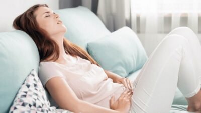 "Perasaan sering campur aduk dan sensitif menjelang datang bulan? Jangan khawatir, itu wajar. Simak 4 cara lembut mengelola emosi saat PMS agar hati lebih damai."